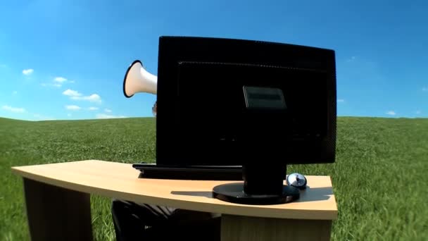Uomo d'affari in concept office gridando il suo messaggio al mondo — Video Stock