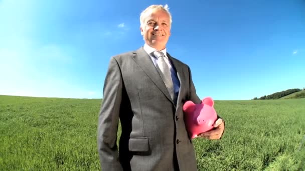Бизнесмен использует денежную свинью для зеленых инвестиций в экологическое будущее — стоковое видео