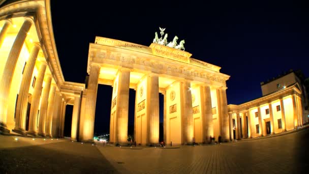 Visitando la Puerta de Brandeburgo en Berlín cuando se ilumina por la noche en lapso de tiempo — Vídeo de stock
