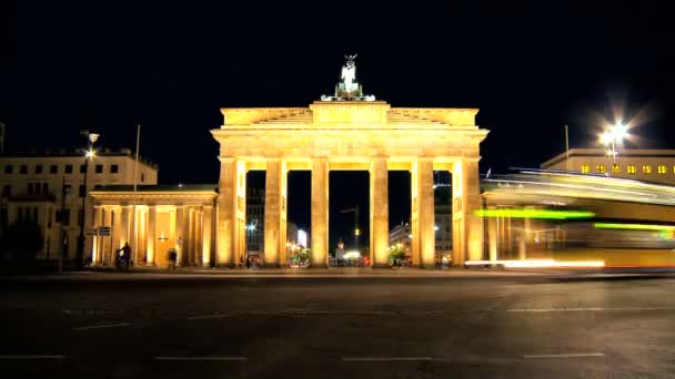 Visitando la Puerta de Brandeburgo en Berlín cuando se ilumina por la noche en lapso de tiempo — Vídeos de Stock