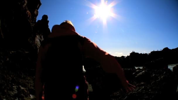 Mujer joven y solitaria alcanza una impresionante cascada en su aventura de senderismo — Vídeo de stock