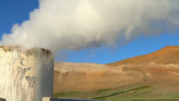 A geotermikus energia, hogy a vezetékes, a vulkáni meleg forrásai gőz — Stock videók