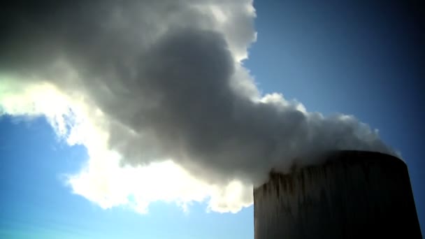 Vapor de energia geotérmica a ser canalizado de fontes termais vulcânicas naturais — Vídeo de Stock