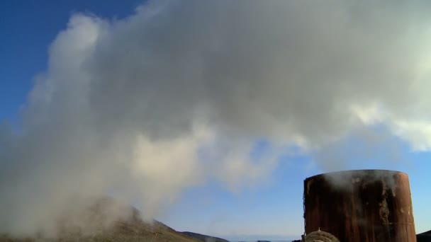 Dampf aus Erdwärme aus natürlichen vulkanischen heißen Quellen — Stockvideo