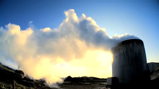 Vapore da energia geotermica convogliato da sorgenti termali vulcaniche naturali — Video Stock