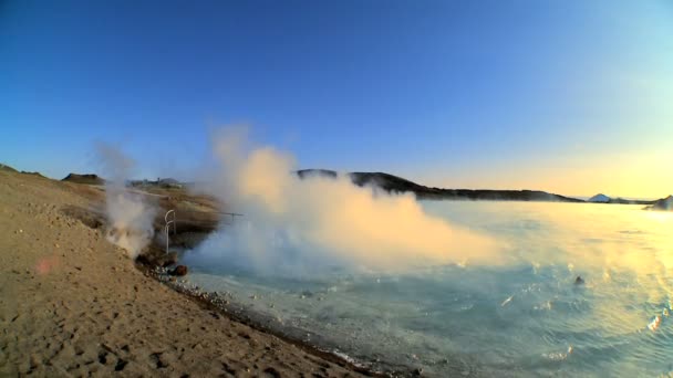 Vapore proveniente da sorgenti vulcaniche calde che gorgogliano in superficie — Video Stock