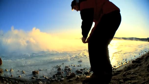 Geólogo estudiando piedras volcánicas de aguas termales — Vídeo de stock