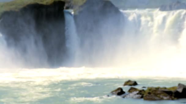 Lone female hiker succeeds in her hike to a landmark waterfall — Stock Video