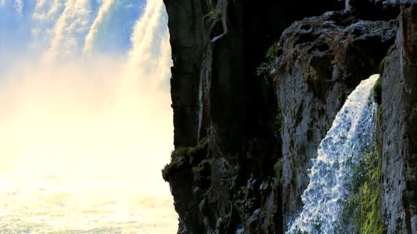 Kraftfull vatten i Vattenfallet Goðafoss, Island — Stockvideo