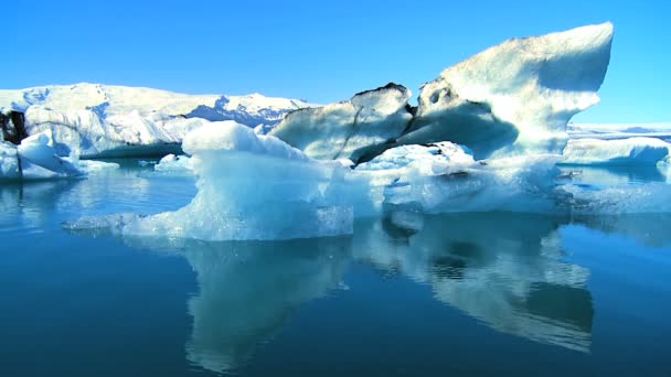 Iceberg glacial lentamente derretendo no lago através do aquecimento global — Vídeo de Stock