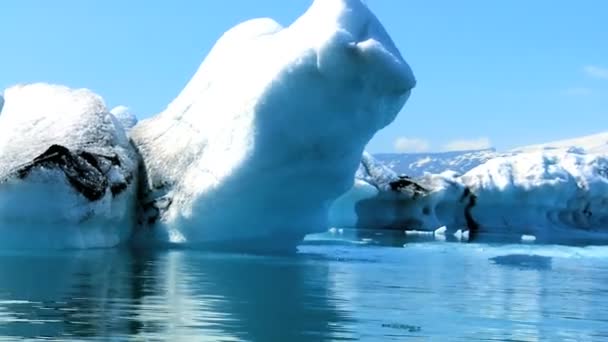 Glaciala isberg långsamt smälter in i sjön genom globala uppvärmningen — Stockvideo