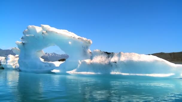 Ledové ledovce pomalu tání do jezera prostřednictvím globálního oteplování — Stock video