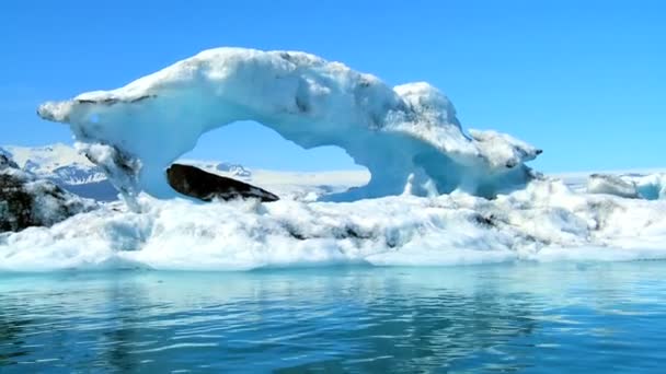 地球温暖化を介して湖にゆっくり溶けて氷河氷山 — ストック動画