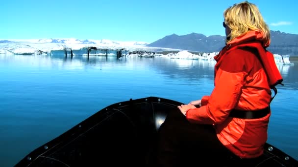 Ensamstående kvinnliga vandrare tittar glaciala is smältning genom globala uppvärmningen — Stockvideo