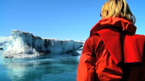 Lone vrouwelijke wandelaar kijken gletsjerijs smelten door opwarming — Stockvideo