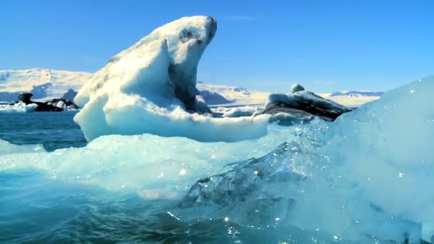 Glaciale ijsberg langzaam smelten in de Poel via globale opwarming van de aarde — Stockvideo