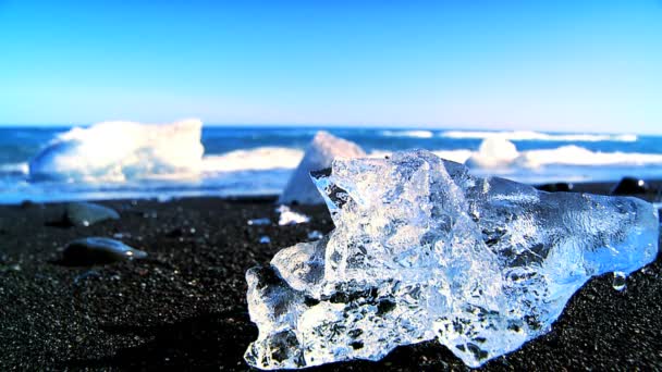 El derretimiento del hielo glacial por el cambio climático arrasado en una playa ártica — Vídeo de stock