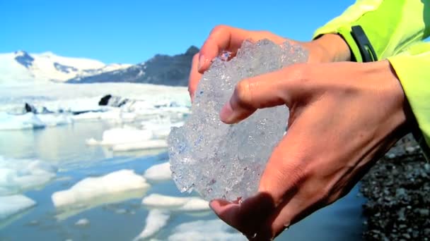 Manos de científicos estudiando el derretimiento del hielo glacial del calentamiento global — Vídeo de stock