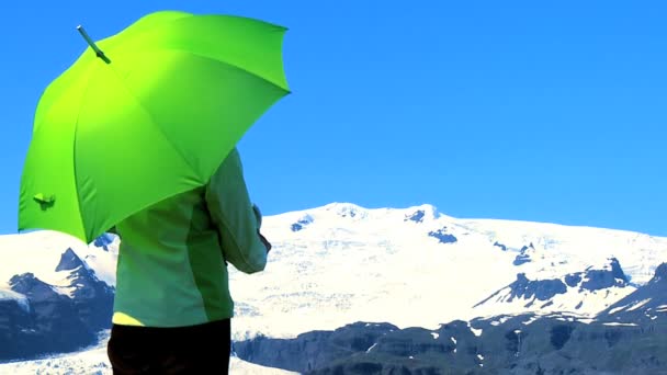 Begrip stoot van jonge vrouw groene paraplu gebruikt om beschutting van klimaat wijzigen — Stockvideo