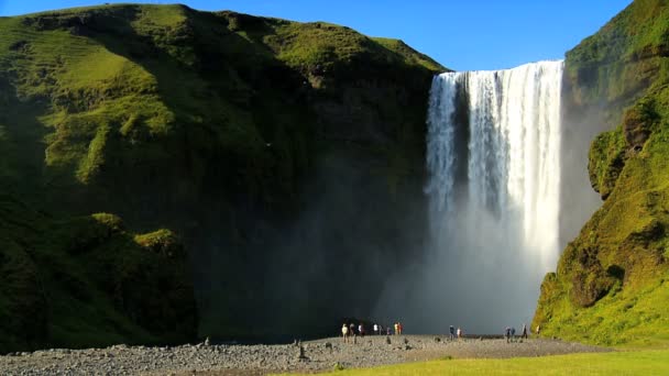 Επισκέπτες στη βάση του καταρράκτη gulfoss — Αρχείο Βίντεο