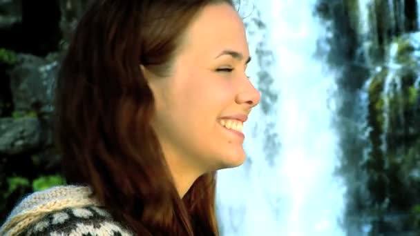 Portret pięknej dziewczyny islandzki z lodowcowe rzeki w tle — Wideo stockowe