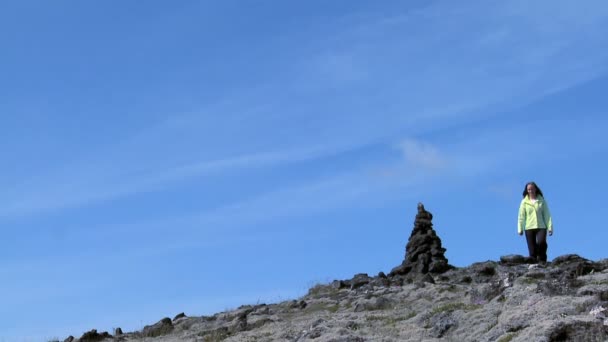 Mujer solitaria alcanza la cima de su aventura de senderismo — Vídeo de stock