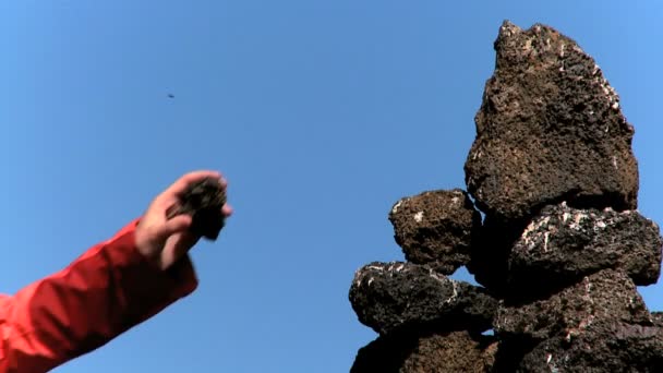 Senderista logrando su meta colocando piedra sobre roca tor para la buena suerte — Vídeo de stock