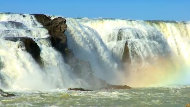 Мощные ледниковые воды водопада Галфосс, Исландия — стоковое видео