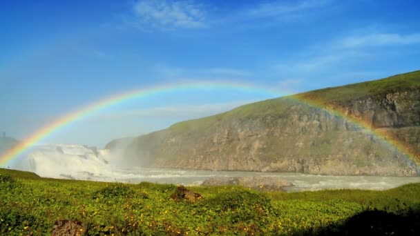 Arco-íris sobre poderosas águas glaciais da Cachoeira Gulfoss, Islândia — Vídeo de Stock