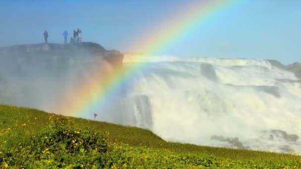 Arco iris sobre poderosas aguas glaciares de la cascada Gulfoss, Islandia — Vídeo de stock