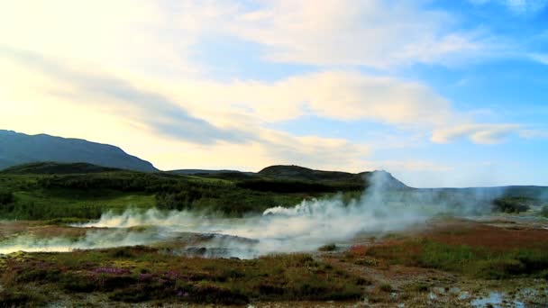 Eco-tourists watching the eruption of a geothermal geyser — Stock Video