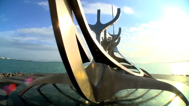Современная скульптура лодки викингов, изображающая исландскую историю в Рейкьявике, Исландия — стоковое видео