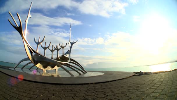 레이캬비크, 아이슬란드에서 아이슬란드 역사를 묘사 하는 바이킹 보트의 현대 조각 — 비디오