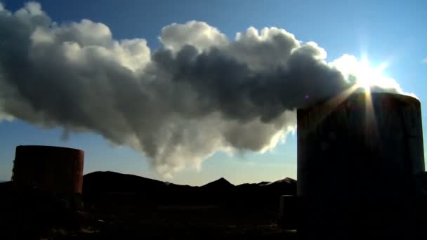 Vapor de energia geotérmica a ser canalizado de fontes termais vulcânicas naturais — Vídeo de Stock