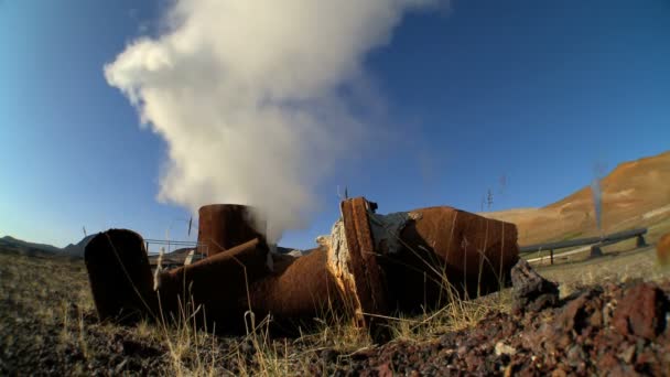 Пар из геотермальной энергии из природных вулканических горячих источников — стоковое видео