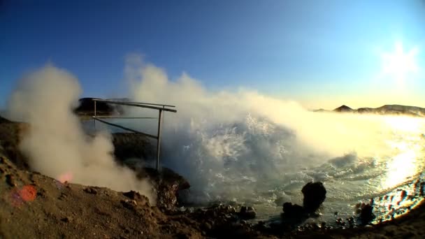 Vapeur provenant de sources volcaniques chaudes bouillonnant à la surface — Video