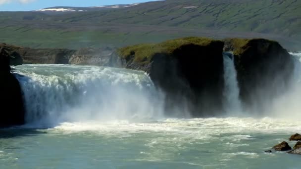 Visitantes observando la poderosa cascada Godafoss, Islandia — Vídeo de stock