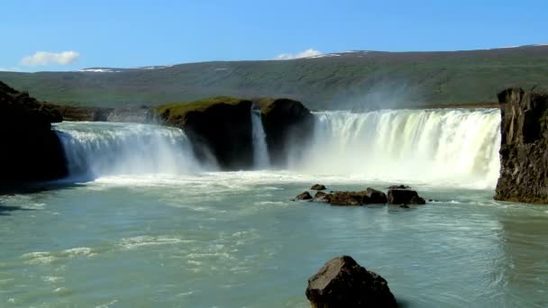 Kraftfull vit vatten i Vattenfallet Goðafoss, Island — Stockvideo