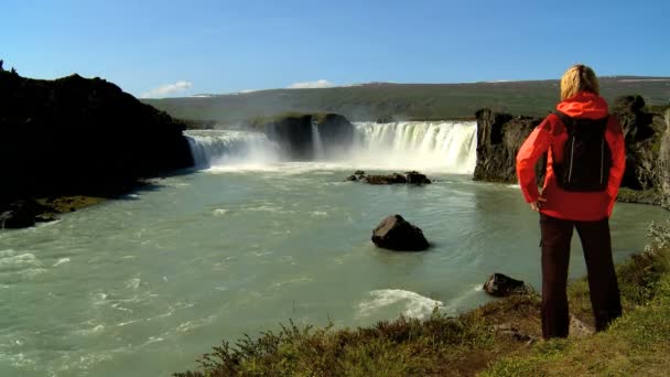 Kobieta eko turystycznego osiąga wodami potężny wodospad godafoss, Islandia — Wideo stockowe