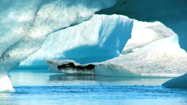 Ледниковые айсберги медленно тают в озеро из-за глобального потепления — стоковое видео