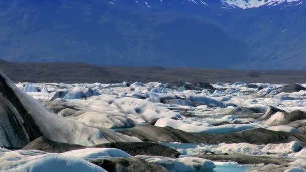 Glaciale ijsbergen smelten langzaam in een meer door middel van mondiale opwarming van de aarde — Stockvideo