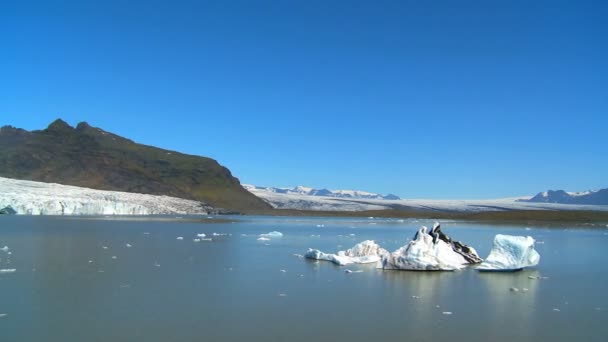 Il ghiacciaio di Jokulsarlon si scioglie lentamente nel lago attraverso il riscaldamento globale — Video Stock