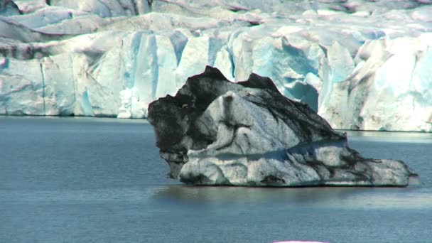 Jokulsarlon ledovec pomalu tání do jezera prostřednictvím globálního oteplování — Stock video