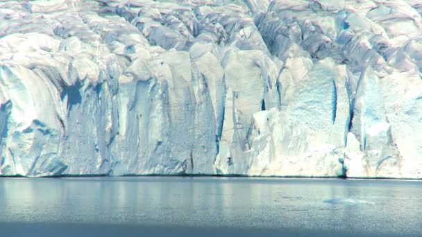 Jokulsarlon glacier slowly melting into the lake through global warming — Wideo stockowe