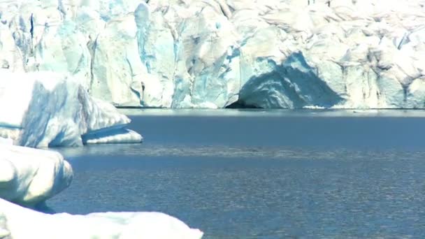 Glaciärlagunen glaciären långsamt smälter in i sjön genom globala uppvärmningen — Stockvideo