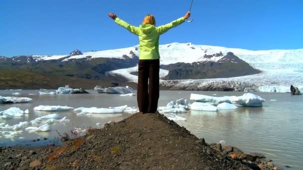 Změna koncepce záběr mladá samice pomocí zelený deštník do útulku z klimatu — Stock video