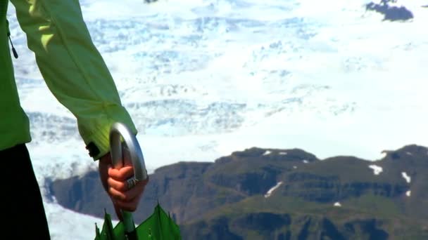 Plan conceptuel d'une jeune femme utilisant un parapluie vert pour se protéger du changement climatique — Video