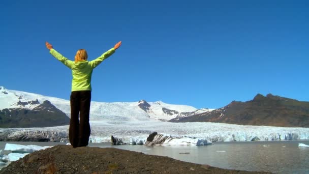 Θηλυκό eco-τουριστών στο jokulsarlon παγετώνας μέσα Ισλανδία女性生态旅游在 jokulsarlon 冰川在冰岛 — 图库视频影像