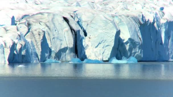 L'iceberg glaciale si scioglie lentamente nel lago attraverso il riscaldamento globale — Video Stock