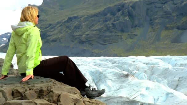 Sola ecoturista femenina que visita el glaciar Vatnajokull, Islandia — Vídeo de stock